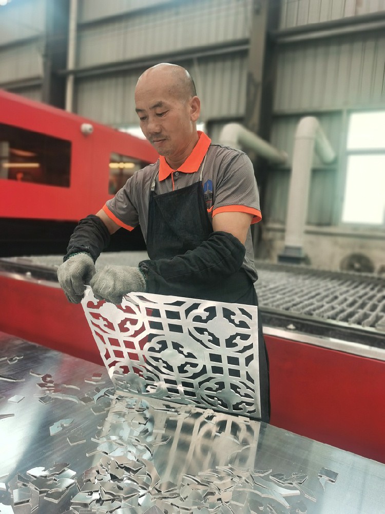 穿孔雕花铝单板